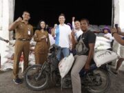 Melalui Pupuk Indonesia, Pemerintah Jaga Ketersediaan Pupuk Untuk Petani Dkupg,robbysetiabudimadjid(tigadarikanan),kadispertanianbojonegoro,helmyelisabeth(duadarikiri)bersamapetanipadagebyardiskonpupukdibojongoro Copy 396x264