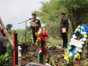 Kapolres Bojonegoro Pimpin Upacara Pemakaman Almarhum Aipda Suhartono Img 20240102 Wa0015 Copy 576x383