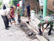 Babinsa Kodim Bojonegoro dan Masyarakat Kerja Bakti Bersihkan Selokan Img 20240122 Wa0018 Copy 371x241