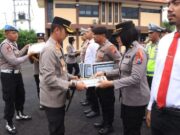 Kapolres Bojonegoro Beri Penghargaan Kepada 48 Personel Berprestasi Img 20240122 Wa0026