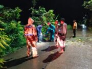 Warga Dibantu Anggota Polsek Kepohbaru Evakuasi Pohon Tumbang Img 20240206 Wa0008 Copy 720x541