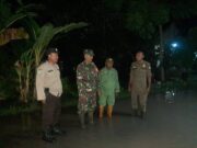 Polisi Bojonegoro Patroli Rumah Warga Yang Kebanjiran di Saat Shalat Tarawih Img 20240312 Wa0026 Copy 720x540