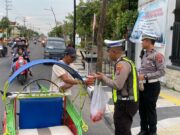 Satlantas Polres Bojonegoro Borong Jualan UMKM Untuk Dibagikan ke Warga Img 20240318 Wa0031 Copy 1075x606