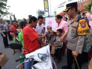 Kapolres Bojonegoro Bersama Ketua PYKB Serentak Gelar Bagi Bagi Takjil Img 20240321 Wa0023 Copy 720x479