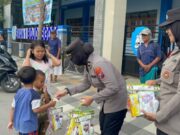 Polwan Polres Bojonegoro Bagikan Ratusan Takjil Kepada Warga Img 20240323 Wa0001