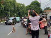 Momen Ramadhan, Kantor Hukum M.A.H Bagikan Takjil 1712401378228 Copy 317x262