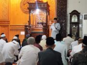 Pj Bupati Bojonegoro Laksanakan Sholat Idul Fitri 1445 H di Masjid Agung Darussalam Fb Img 1712795787359