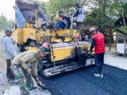 Satgas TMMD 120 Kodim Bojonegoro bersama Warga Napis kebut Pengaspalan Jalan Img 20240526 Wa0023