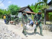 Tinjau Pembangunan Jalan Aspal, Dansatgas Semangati Personel Satgas TMMD 120 Tambakrejo Bojonegoro Mediacahayabaru.id Orbitnasional.com 35