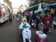 Polwan di Bojonegoro Bantu Angkat Barang Bawaan Jamaah Calon Haji Mediacahayabaru.id Orbitnasional.com 42