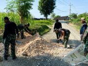 Satgas TMMD 120 Kodim Bojonegoro dan Warga Percepat Pembangunan Jalan Aspal Mediacahayabaru.id Orbitnasional.com 45