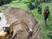 Antisipasi Banjir dan Tanah Longsor, Satgas TMMD 120 Kodim Bojonegoro Bangun Pelindung Tebing Sungai Mediacahayabaru.id Orbitnasional.com 45