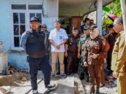 Bupati Gresik Dampingi Kajati Jatim Serahkan Bantuan dan Tinjau Huntara Korban Gempa Bawean Fb Img 1717333786827