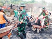 Babinsa Koramil Sugihwaras Bantu Bersihkan Puing-Puing Kebakaran Img 20240623 Wa0045