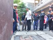 Setelah Bereskan Infrastruktur di Kampung, Wali Kota Surabaya Fokus Lanjut Pendidikan Gratis SMA/SMK 2026 Tinjau Saluran Paving Siwalankerto Kutisari 7 715x400