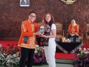 Delegasi 8 Negara di B-TIFF Bertukar Cinderamata Dengan Pj Bupati Bojonegoro Fb Img 1721555978890