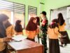 Babinsa Koramil Malo Bojonegoro Bantu Bidan Desa Periksa Kesehatan Siswa SD Ngujung Img 20240823 Wa0027