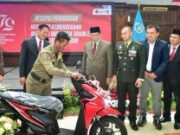 Tali Bendera Putus, Satpolpp Paciran Ini Nekat Panjat Tiang Mediacahayabaru.id Orbitnasional.com Bojonegorotimes.id 57