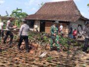 Sat set, TNI-Polri dan BPBD Bojonegoro Bantu Korban Bencana di Kecamatan Tambakrejo Mediacahayabaru.idorbitnasional.combojonegorotimes.id 46 Copy 303x243