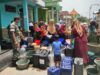Babinsa Koramil Sarirejo Bantu Pendistribusian Air Bersih ke Warga Kradenan 1730205164336