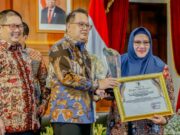 Gresik Masuk Tiga Besar Penghargaan TPID Non Pantauan IHK Terbaik di Jatim Yl1wr5r4khn5p10ai1zs410p101utzdc5o7pg410kawl9migbpemoataunurhnzbhvd Copy 720x479