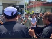 Sejumlah Massa Demonstrasi di Depan Kantor KPU Bojonegoro 1730747483864
