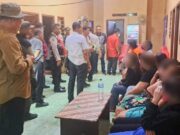 12 Perempuan Disekap di Rumah Kosong Sememi Dok. Proses Evakuasi 715x400