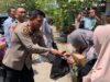 Jumat Berkah, Polsek Gunung Anyar Bagikan Ratusan Paket Sembako Untuk Warga Kampung Nelayan Mediacahayabaru.id Orbitnasional.com Bojonegorotimes.id 162