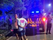 Pengendara Motor Ini Jatuh dan Pingsan Akibat Tabrak Balok Kayu di Jalan Raya Sumberrejo Img 20250124 Wa0000