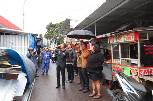 Pj. Wali Kota Batu, Aries Agung Paewai saat meninjau lokasi bencana pohon tumbang di Pasar Laron Alun-Alun Kota Batu