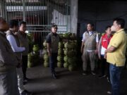 Pj. Wali Kota Batu : Kami terus pantau dan lakukan pengawasan terhadap agen dan pangkalan Peninjauan Pj. Wali Kota Batu Aries Agung Paewai dan tim terkait di salah satu agen LPG di Kota Batu