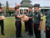 Secara Simbolis Dandim Lamongan Serahkan Kaporlap Dari Kasad Kepada Anggota Kodim Img 20250210 Wa0005