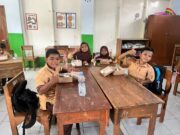 Siswa SDN 3 Berbek Menerima Makan Siang Bergizi Gratis dari Polres Nganjuk Img 20250215 Wa0124