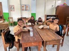 Siswa SDN 3 Berbek Menerima Makan Siang Bergizi Gratis dari Polres Nganjuk Img 20250215 Wa0124