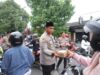 Aksi Sosial Bagikan Takjil di Depan Mako Polres Kediri Img 20250311 wa0079