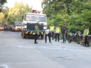 Kapolres Bojonegoro Sisir Jalan Rusak Demi Mudik Aman Img 20250313 wa0024