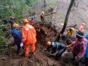 Tanah Longsor Terjang Jalur Cangar Mojokerto, Kemensos Gercep Salurkan Bantuan Img 20250405 wa0002