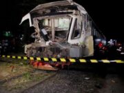 Masinis Tewas, Kereta Api Tabrak Truk Kayu Gelondongan di Gresik Img 20250410 wa0032