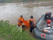 Evakuasi Mayat Perempuan Tanpa Identitas di Sungai Bengawan Solo Img 20250512 wa0003