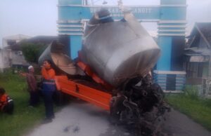 Kepala Truk Terlempar 100 Meter, Kecelakaan Maut di Rel KA Lamongan Img 20250618 wa0062
