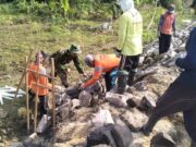 Babinsa Koramil Sarirejo Lamongan Turun Tangan Perbaiki Jalan, Warga Senang 4c6ff170 18f9 47d0 9195 f240332239e2