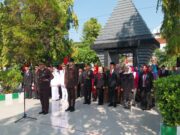 Pemimpin Bojonegoro Tabur Bunga di Taman Makam Pahlawan 67aaf44a 3885 4069 88c3 9fd09b8ab465