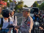 Satlantas Bojonegoro Bagi Souvenir di Jalan, Ini Pesannya untuk Pengendara Ddf5fa91 f981 47ff b9a5 6be27751733f