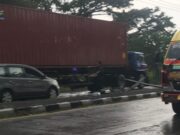 Cuaca Buruk Makan Korban, Mobil Box Oleng dan Tabrak Tiang Lampu di Lamongan Cbda00be 983e 4aa9 8ec7 ee83881feec0