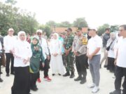 Ribuan Santri Membludak, Kapolres dan Gubernur Khofifah Jalan Sehat Bareng di Lamongan 5f11dda7 a826 48ef b7ea 408353d220e3