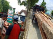 Skandal Baru di Bojonegoro, Kades Sumberjo Dituding Lelang Kayu Aset Desa ke Bali Incollage 20251102 014220374 copy 1280x719