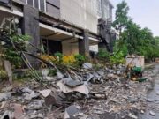 Cuaca Ekstrem, Gapura Pemkab Lamongan Tak Bertahan IMG 20251223 WA0015