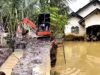 Pasca Banjir Aceh Timur, Warga Andalkan Alat Berat Demi Selamatkan Rumah IMG 20260104 WA0007