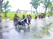 Motor Mogok Terobos Genangan, Polisi Sukodadi Lamongan Langsung Bantu IMG 20260111 WA0014