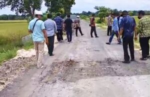 Dana Miliaran Rupiah, Jalan Aspal BKKD Desa Ngampal Bojonegoro Rusak dalam Hitungan Minggu 1772122809784 copy 1280x866